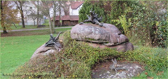 Skulpturen auf Steinen